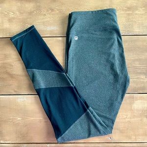 HOST PICK 4/15 🤩 FABLETICS GRAY AND BLACK LEGGINGS